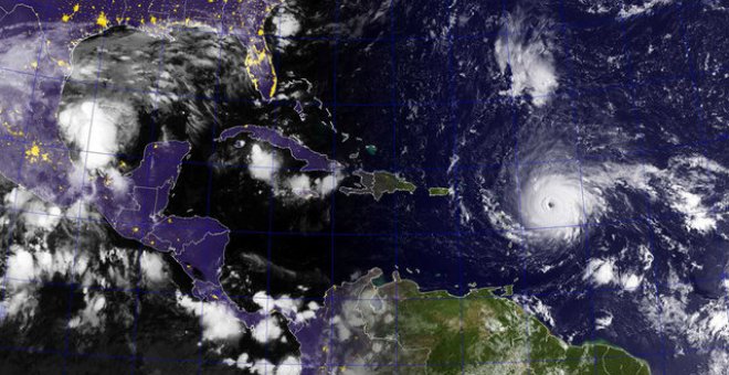 El huracán Irma, un huracán de categoría 4 con vientos máximos sostenidos cerca de 240 km / h, se muestra en satélite GOES en el Océano Atlántico al este de las Islas Leeward, Puerto Rico y República Dominicana / Marina de guerra de los EEUU - REUTERS
