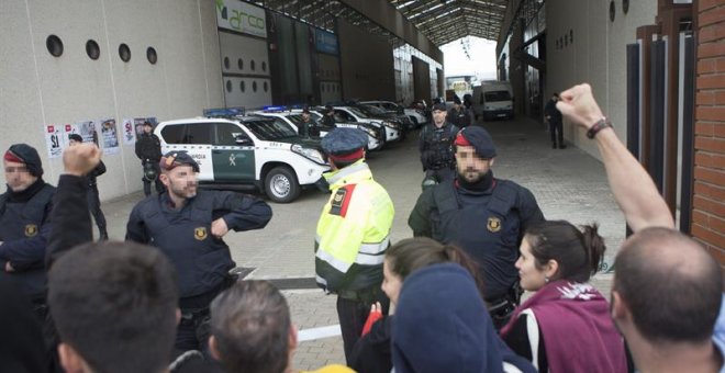 Mossos d'Esquadra junto a los agentes de la Guardia Civil a la entrada de la imprenta Artyplan de Sant Feliu de Llobregat (Barcelona), esta semana. /EFE