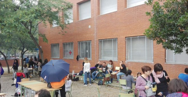 Muchos de los colegios de Sant Boi de Llobregat vivieron la jornada con un ambiente festivo y tranquilo, con barbacoas incluidas. QUERALT CASTILLO