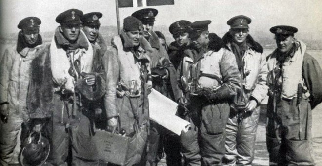 Nordahl Grieg con la tripulación del bombardero Lancaster, 1943