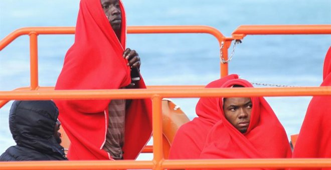 Efectivos de Salvamento Marítimo han rescatado este sábado a trece inmigrantes de origen subsahariano cuando intentaban alcanzar las costas españolas a bordo de dos pateras en aguas del Estrecho de Gibraltar./EFE