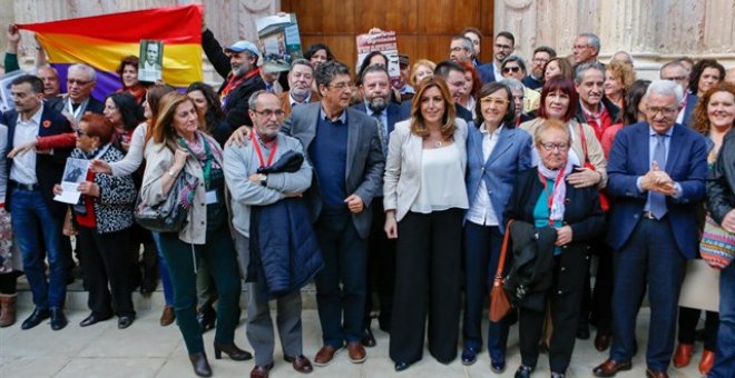 Susana Díaz con las víctimas del franquismo el día en el que, el pasado mes de marzo, el Parlamento andaluz aprobó la Ley de Memoria Histórica y Democrática. /EUROPA PRESS