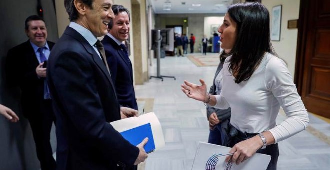El portavoz parlamentario del PP, Rafael Hernando, charla con la portavoz de Unidos Podemos, Irene Montero, en los pasillos del Congreso. | EMILIO NARANJO (EFE)