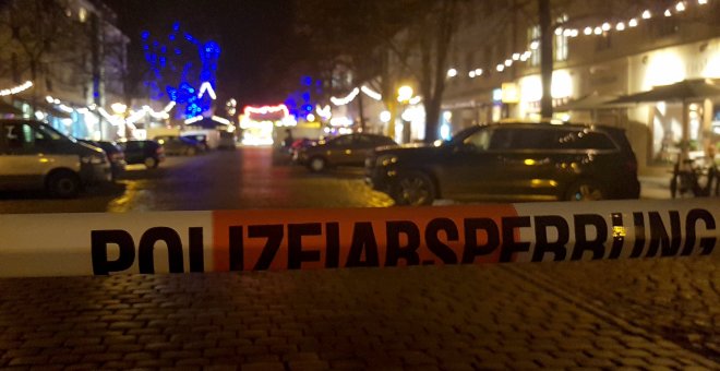 La policía alemana ha precintado el perímetro de un mercadillo navideño en Potsdam después de encontrar un paquete con explosivos./REUTERS