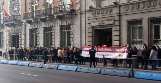 Manifestación de los trabajadores ante la sede del ICO.