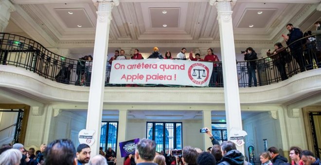 Activistas de ATTA, ocupan la tienda de Apple en París para denunciar la evasión fiscal de la empresa./EFE