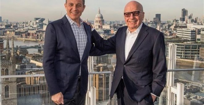 Fotografía facilitada por Walt Disney Co. que muestra al presidente de Disney, Robert Ige, y al presidente de Fox, Rupert Murdoch, en un lugar no identificado. - EFE