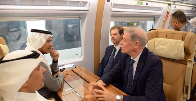 El ministro de Transportes de Arabia Saudí, a la izquierda de la imagen, conversa con el embajador de España en Arabia Saudí, Álvaro Iranzo, durante el viaje inaugural. | REUTERS