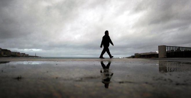 Alerta naranja por fenómenos costeros, viento y lluvia, que afectarán sobre todo a Galicia, Asturias, País Vasco y Cantabria. / EFE
