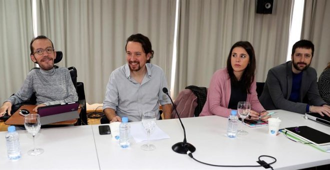El secretario general de Podemos, Pablo Iglesias, acompañado por el secretario de Organización del partido, Pablo Echenique (i), la secretaria de Acción en el Congreso y Portavoz, Irene Montero, y el secretario de Comunicación y Tecnologías de la informac