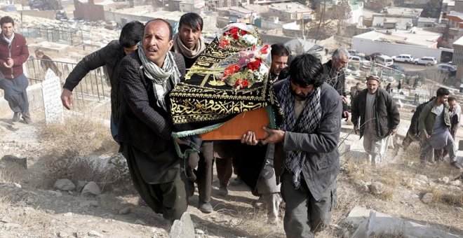 Funeral de las víctimas del atentado de Kabul. EFE/EPA/Hedayatullah Amid