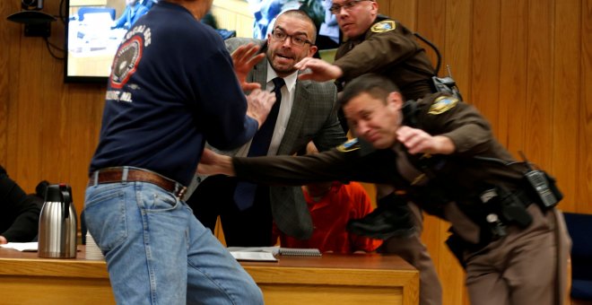 Momento en el que el padre de unas de las víctimas de Nassar intentar agredirlo durante el juicio.- REUTERS
