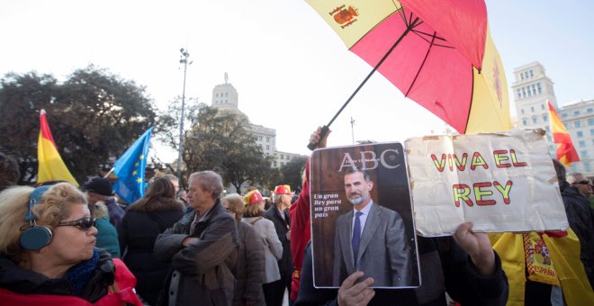 Manifestantes a favor de la unidad de España con fotos del rey Felipe VI en Barcelona, antes de la inaugiración del Mobile World Congress. EFE/Marta Pérez