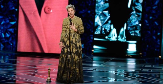 La actriz Frances McDormand pronunciando un discurso tras ganar el Óscar a la mejor actriz por su papel en "Tres anuncios en las afueras". EFE