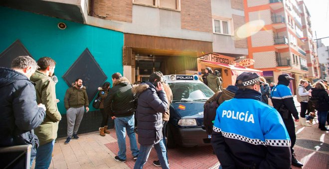 Efectivos policiales junto a la vivienda, que ha sido registrada, de los tres jugadores de la Arandina Club de Fútbol detenido el pasado 12 de diciembre. /EFE