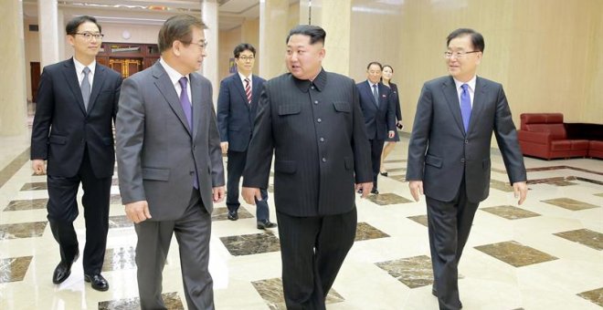 El líder de Corea del Norte Kim Jong-un (c) mientras conversa con el jefe de la Oficina de Seguridad Nacional presidencial de Corea del Sur Chung Eui-yong (d) y miembros de la delegación surcoreana antes de una reunión. EFE/KCNA