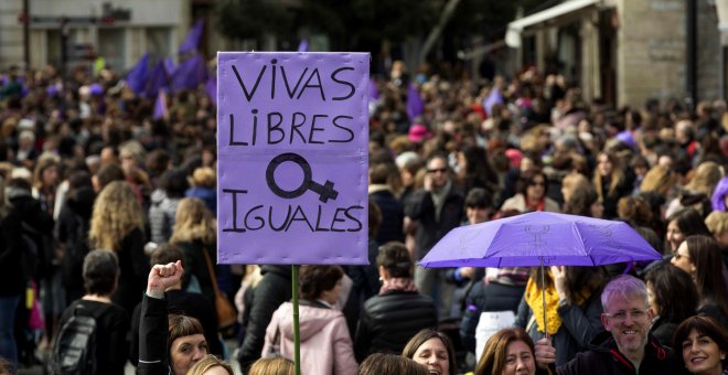 Miles de personas se han manifestado hoy en Vitoria con motivo de la huelga feminista convocada por el Día Internacional de la Mujer. EFE/ David Aguilar