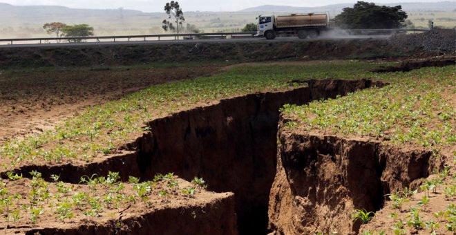 Se ha abierto una grieta en Kenia de 15 metros de profundidad, 20 de ancho y varios kilómetros de largo. / Reuters