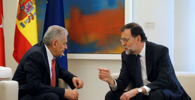 El presidente del Gobierno, Mariano Rajoy, con el primer ministro turco, Binali Yildirim, antes de la la celebración de la VI Reunión de Alto Nivel hispano-turca. EFE/ Juan Carlos Hidalgo