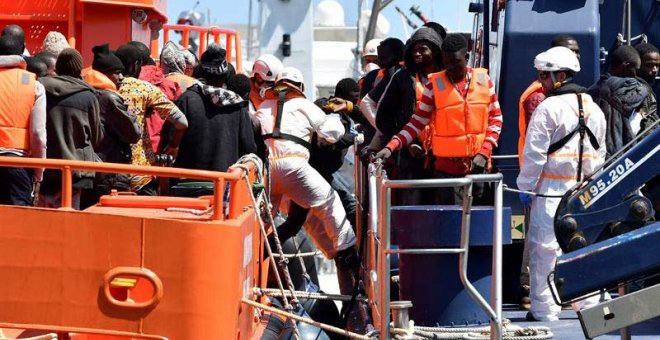 Llegada al puerto de Almería la embarcación Guardamar Polimnia de Salvamento Marítimo el viernes 4 de mayo con 73 inmigrantes a bordo.(CARLOS BARBA | EFE)