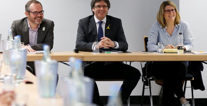 El expresident catalán Carles Puigdemont entre Josep Costa y Elsa Artadi, en la reunión en Berlín con los diputados de su grupo JxCat.. REUTERS/Axel Schmidt