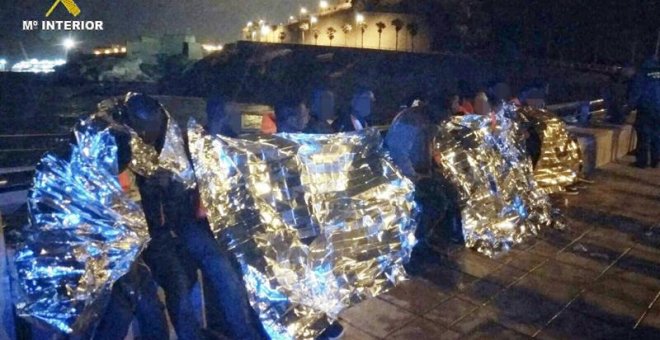 Fotografía facilitada por la Guardia Civil que ha rescatado hoy de forma “dramática” a 19 inmigrantes que llegaban en patera a una playa de Melilla y que, a escasos metros de la costa, fueron arrojados al mar por sus dos patrones. /EFE