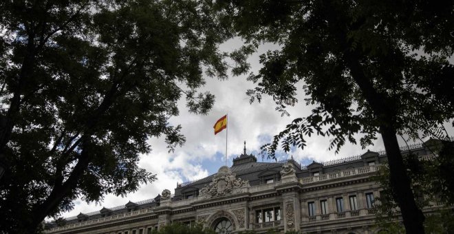 La bandera española en la fachada del Banco de España. REUTERS