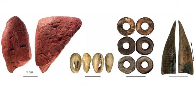 Ocre trabajado, cuentas de conchas marinas, cuentas de huevo de avestruz, instrumento de hueso (izquierda a derecha) hallados en Panga ya Saidi./FRANCESCO D´ERRICO/AFRICA PITARCH