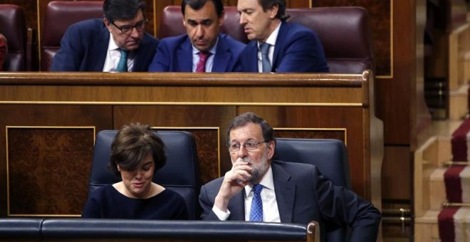 Saénz de Santamaría y Rajoy, durante el pleno. EFE/Javier Lizón