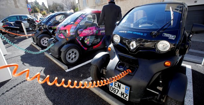 Carga de vehículos eléctricos en Marsella, Francia. REUTERS/Jean-Paul Pelissie