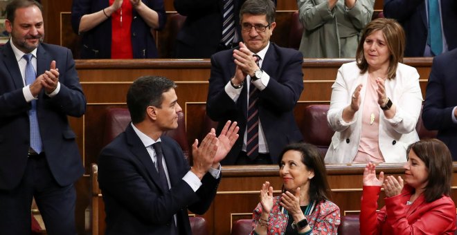 El secretario general del PSOE Pedro Sánchez aplaudido por su grupo parlamentario en el hemiciclo del Congreso, tras la moción de censura. / Reuters