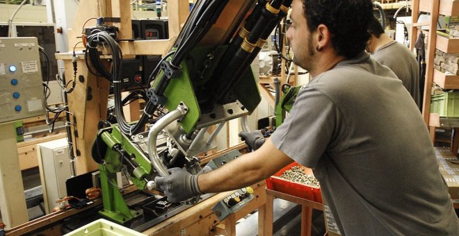 Un operario manipula una máquina en su puesto de trabajo en la factoría que la empresa Renault. EFE
