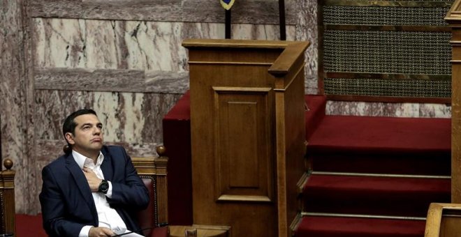14/06/2018.- El primer ministro griego, Alexis Tsipras, atiende una sesión parlamentaria para debatir sobre las últimas medidas de reforma previas a la salida del rescate, en Atenas, Grecia. EFE/ Simela Pantzartzi