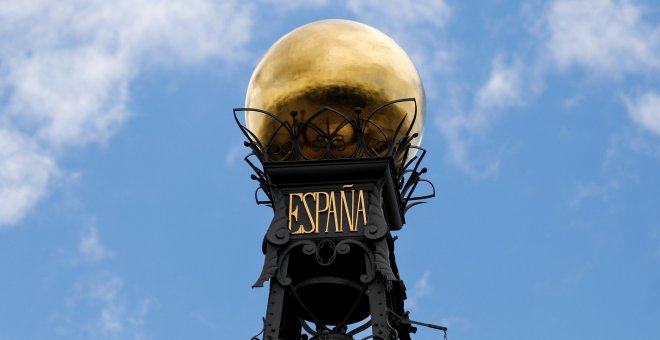 La bola dorada que decora el punto más alto del edificio del Banco de España, en Madrid. REUTERS/Paul Hanna