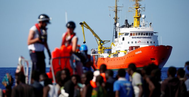 El barco de rescate MV Aquarius es visto por los migrantes  rescatados por la organización SOS Mediterranee durante una operación de búsqueda y rescate (SAR) en el Mar Mediterráneo. REUTERS / Tony Gentile