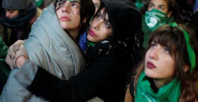 Miles de manifestantes esperan en las puertas del Congreso el resultado de la votación por la despenalización del aborto en Argentina.- REUTERS/Martin Acosta