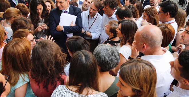 El presidente del Gobierno, Pedro Sánchez, conversa con los periodistas en el patio del Congreso de los Diputados, tras la sesión de control. INMA MESA