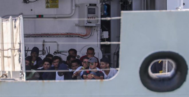 La patrullera "Diciotti" de la Guardia Costera italiana transporta a 67 inmigrantes rescatados frente a las costas de Libia al puerto de Trápani (Italia).- EFE/ Igor Petyx