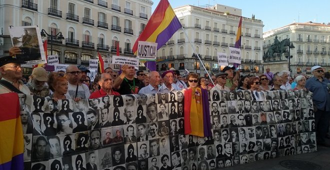Concentración de colectivos de memoria histórica para pedir que se condene la impunidad del franquismo en Madrid. / Erly Quizhpe