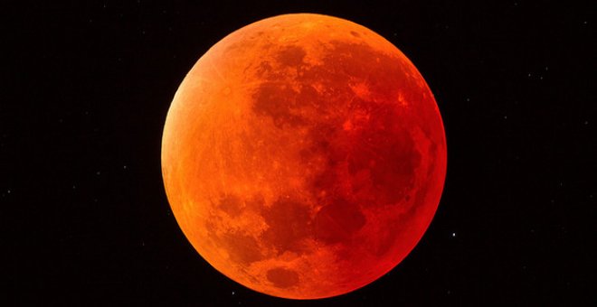 La Luna se torna rojiza cuando cruza la sombra de la Tierra durante los eclipses lunares. / Daniel López/IAC