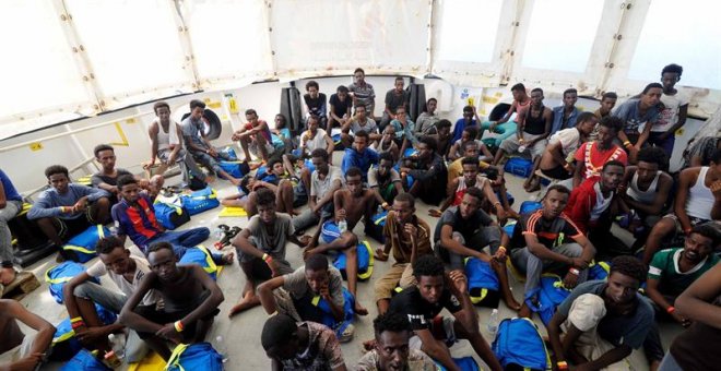 Fotografía cedida por la ONG SOS Mediterránée hoy, 13 de agosto del 2018, muestra a varios inmigrantes rescatados abordo del barco de rescate Aquarius en el Mediterráneo el 10 de agosto del 2018.EFE/ Guglielmo Mangiapane/SOS MEDITERRÁNEÉ