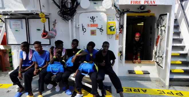 Migrantes a bordo del buque MV Aquarius, en el Mediterráneo, entre Malta e Italia. REUTERS/Guglielmo Mangiapane