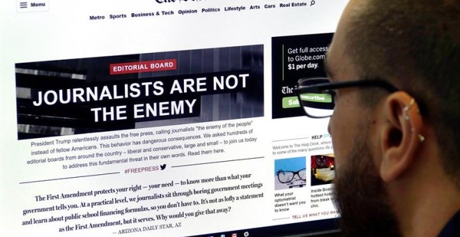 Un hombre visita el portal de la edición en línea del diario estadounidense 'The Boston Globe', en el que se lee "Los periodistas no son el enemigo". - EFE