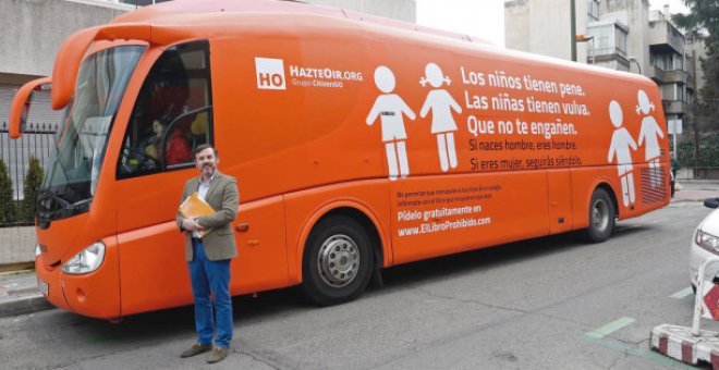 El presidente de Hazte Oír, Ignacio Arsuaga, junto al autobús del odio. / EFE
