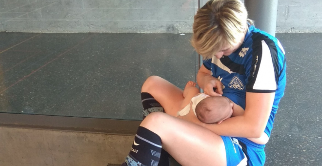 Una jugadora de balonmano da el pecho a su bebé durante un partido. / ASOCIACIÓN DONA BÀLAFIA