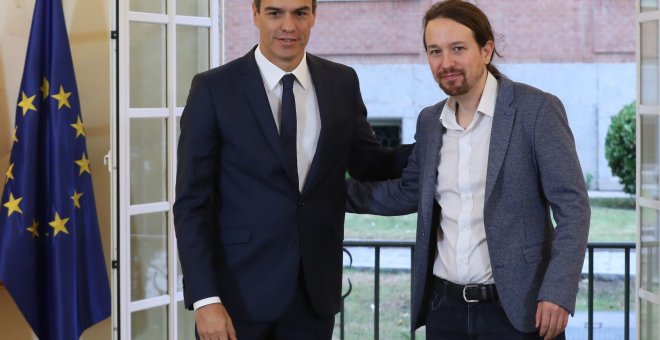 El presidente del Gobierno, Pedro Sánchez, y el secretario general de Podemos, Pablo Iglesias, tras la firma en el Palacio de la Moncloa del acuerdo sobre el proyecto de ley de presupuestos para 2019. EFE/ Zipi