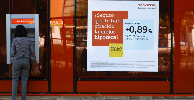 Una mujer en un cajero automático de una oficina de Bankinter en el centro de Madrid. REUTERS/Sergio Perez