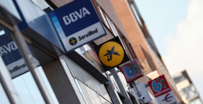 Varias oficinas bancarias en una calle de Madrid. . REUTERS/Sergio Perez