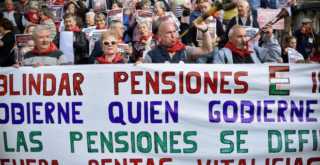 Concentración de jubilados ante el Ayuntamiento de Bilbao en defensa de unas pensiones "dignas" de al menos 1.080 euros al mes y del blindaje del sistema público EFE/MIGUEL TOÑA