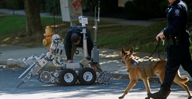 Perros para detectar explosivos y un robot para desactivar bombas en la oficina de correos en Wilmington, Delaware, Estados Unidos | Mark Makela / Reuters